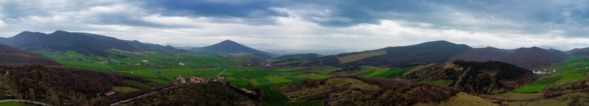Armeteo's tweet photo. 🏞️Fin de semana muy nuboso en la comarca de #Iruñea. Panorámica desde el aire cerca de #Markalain, pequeño pueblo situado en #Juslapeña desde donde se aprecia el corredor en el que el #cierzo consigue acelerarse entre las sierras de #ElPerdon y #Alaitz tras sobrepasar Pamplona. https://t.co/5TCe8BH6Q9