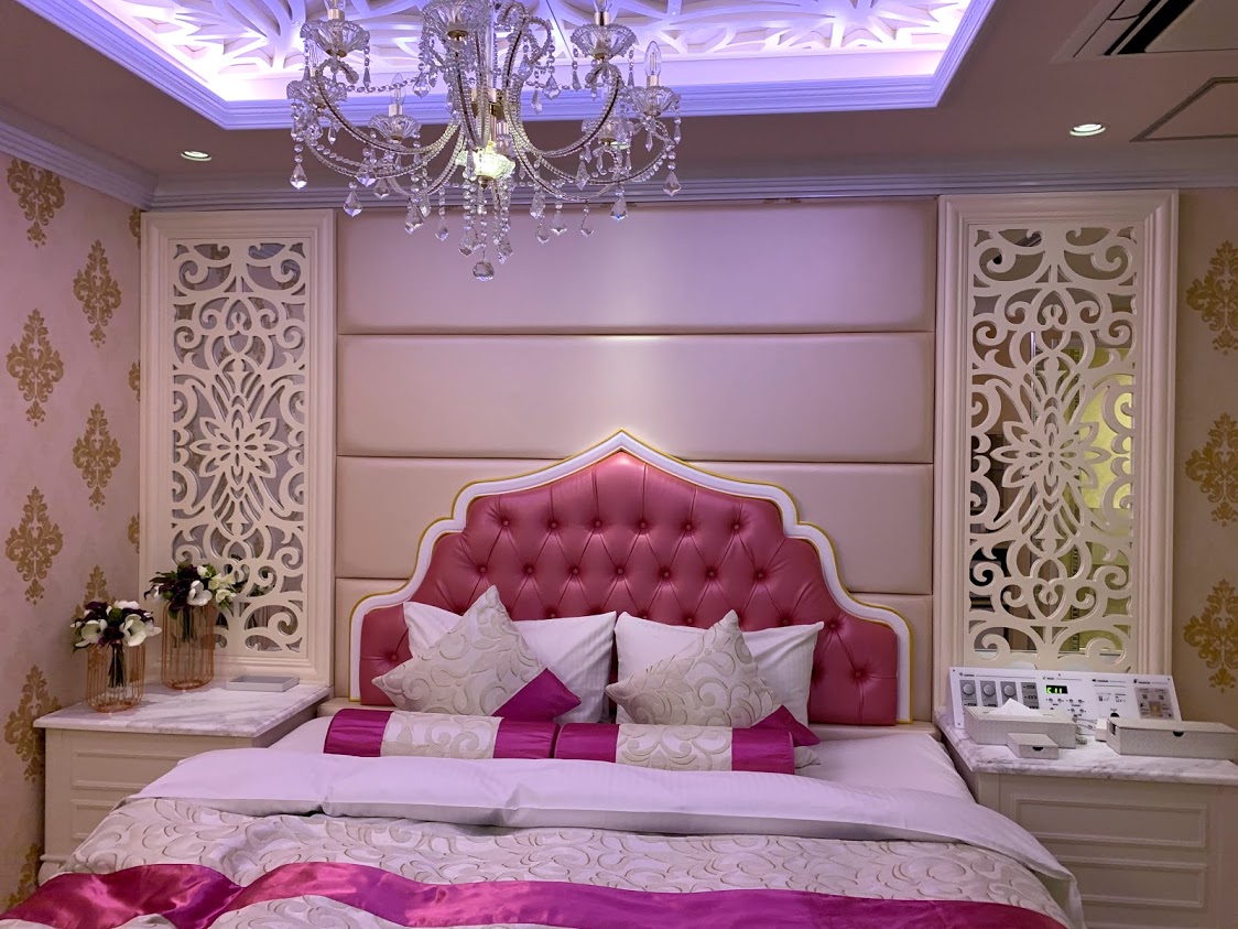 新月みみこ 東京ラブホレビュー File15 錦糸町 Hotel Secret Veny 503号室 入った瞬間息を飲むほどロマンティック スイートルーム可愛すぎてテンションmaxになる プリンセス気分を体験できる 家具全てがプリンセス お部屋広い