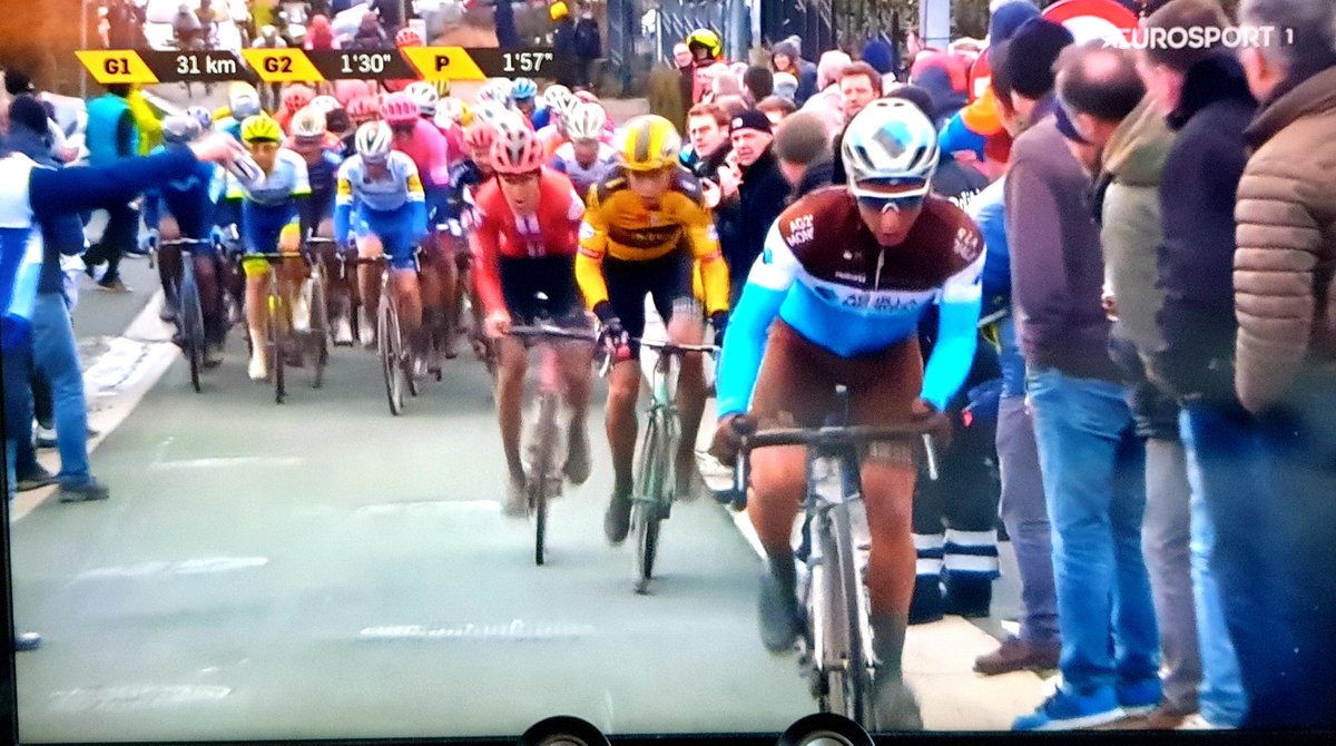 Mr_Andrrson's tweet image. Dirty bikes, arm warmers and lined streets.. Love Belgium 🇧🇪 classics season 💕 #OmloopHetNieuwsblad #cobbledclassics #belguimracing #homeofcycling