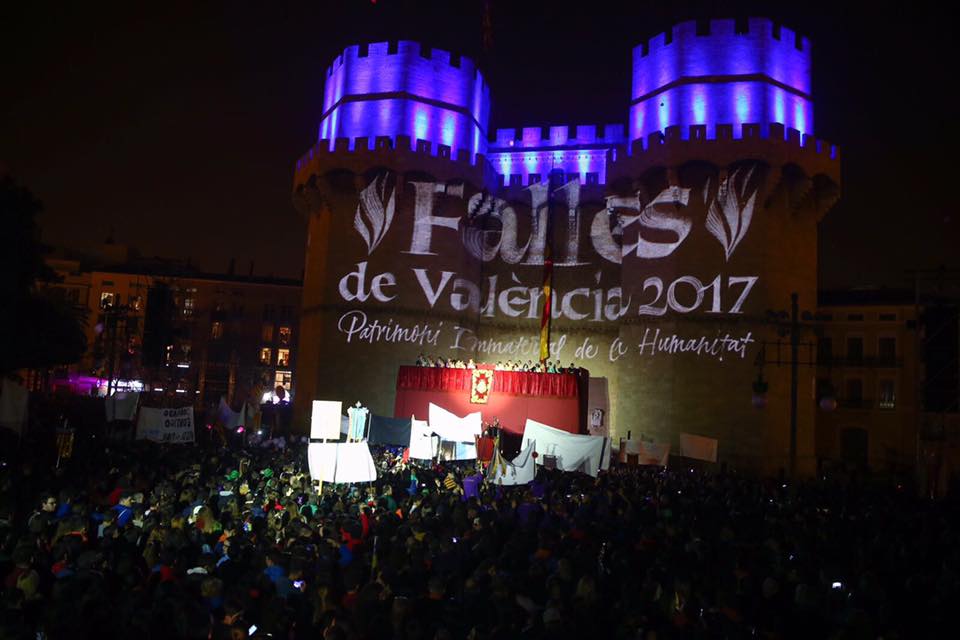 Las Torres de Serranos y las fallas - Ciberfallas Fallas y fiestas de la Comunidad Valenciana - ciberfallas.com/las-torres-de-… <a href="/ciberfallas/">ciberfallas</a> #fallas #fiestas #Valencia #Falles18 #fallas18 #fallas2018