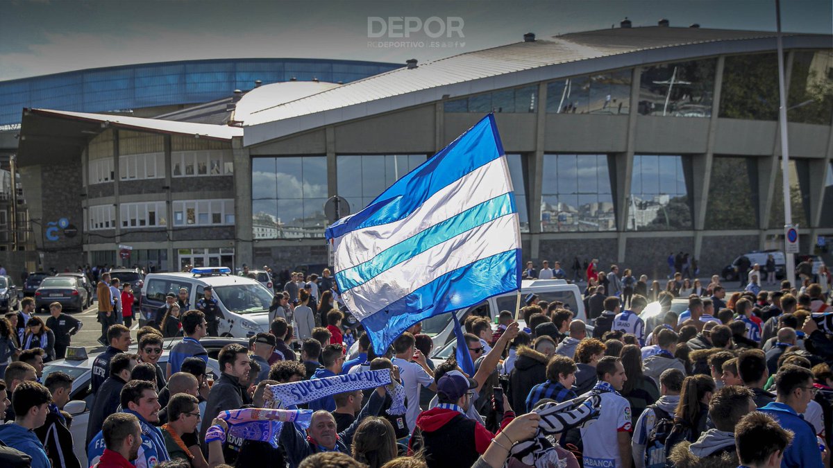 aitorsantoss's tweet photo. Yo paro con una hinchada que está muy descontrolada! 

Que sigue al Deportivo en las buenas y en las malas! 

No importa si vas perdiendo yo te seguiré animando! 

Tu hinchada estará presente aunque no vayas ganando.

DALEDÉ 🔵⚪️ https://t.co/vjN8X3P2mu