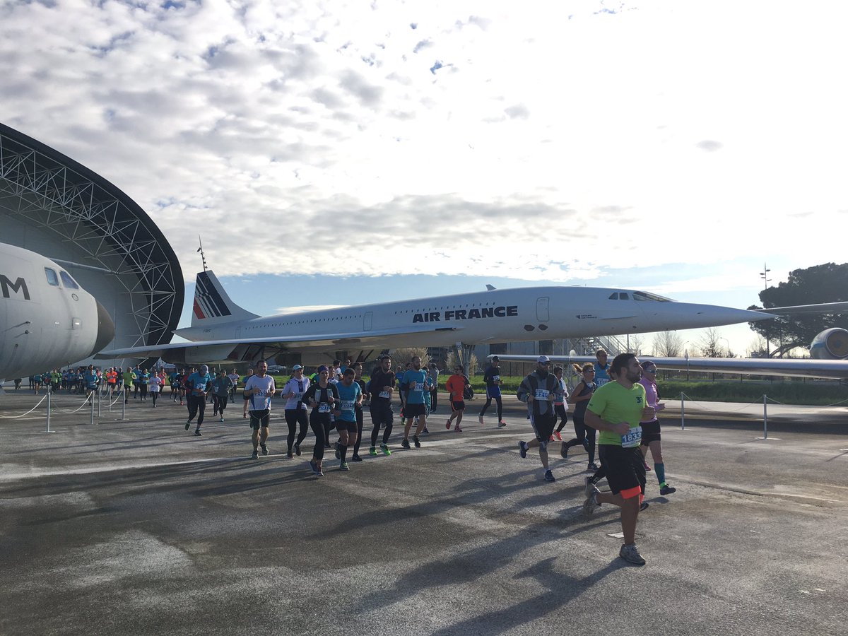 aero_scopia's tweet photo. Ce matin les coureurs du semi-marathon de #Blagnac ont le musée pour décor🏃🏻‍♀️🏃🏼‍♂️ Plutôt motivant 😝🥇 #semimarathon #running https://t.co/0nqRSiVRYk
