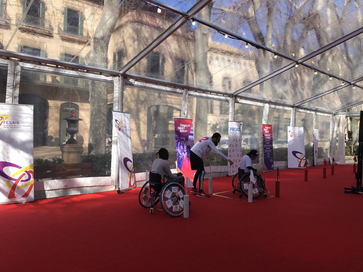 GOIB_Social's tweet photo. Avui #DiadelesIllesBalears tots els ciutadans tenim una gran oportunitat per conscienciar-nos de la importància de l’#esportInclusiu Tothom qui s’animi pot asseure’s a una cadira i practicar eslalom o bàsquet! Fins a les 14h al Born de Palma amb @FESAIB i la #FundacióEsportBalear https://t.co/nHZLbMxPoZ