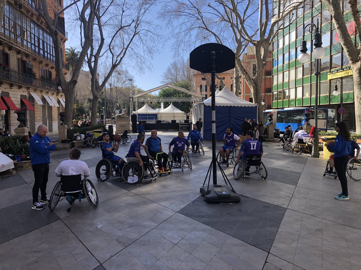 GOIB_Social's tweet photo. Avui #DiadelesIllesBalears tots els ciutadans tenim una gran oportunitat per conscienciar-nos de la importància de l’#esportInclusiu Tothom qui s’animi pot asseure’s a una cadira i practicar eslalom o bàsquet! Fins a les 14h al Born de Palma amb @FESAIB i la #FundacióEsportBalear https://t.co/nHZLbMxPoZ