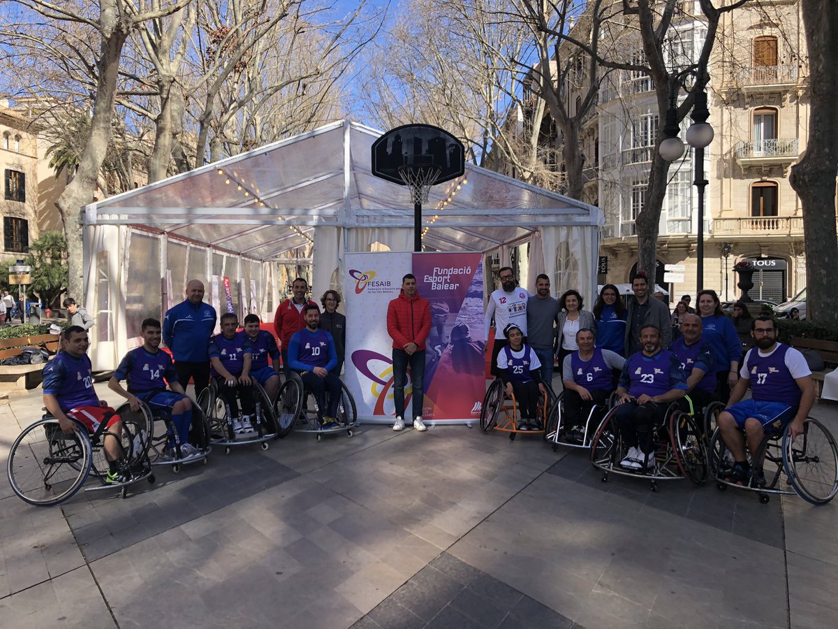GOIB_Social's tweet photo. Avui #DiadelesIllesBalears tots els ciutadans tenim una gran oportunitat per conscienciar-nos de la importància de l’#esportInclusiu Tothom qui s’animi pot asseure’s a una cadira i practicar eslalom o bàsquet! Fins a les 14h al Born de Palma amb @FESAIB i la #FundacióEsportBalear https://t.co/nHZLbMxPoZ