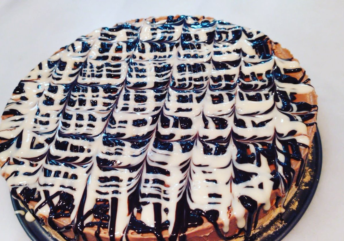 pepapilares's tweet photo. Volvemos a repetir nuestra gran tarta de chocolate y galletas María #tartascaseras #pasionporchocolate #lasdesiempre #cafeteriasevilla #cafeteriabermejales #pepapilares https://t.co/vMd1nX0FTu