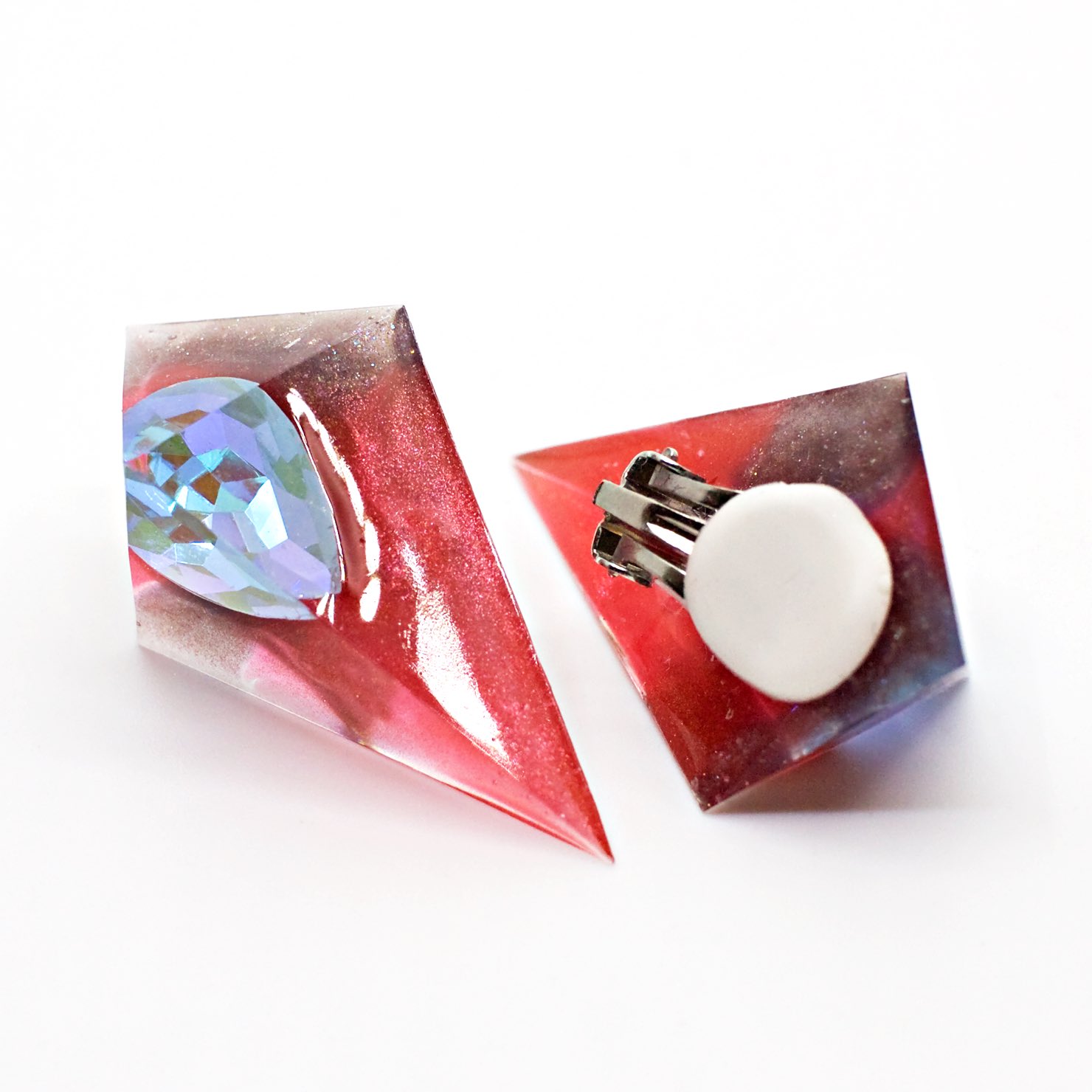 Uzivatel Upon Handmade Na Twitteru 新作紹介 鋭角ピラミッドイヤリング コスモポリタン レッドのボディが特徴的 普段からめちゃくちゃ酒を飲む訳でもないのでカクテルに詳しくないんですが コスモポリタン って名前カッコイイですよね T Co