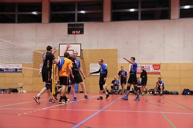 SVPrieros's tweet photo. #Matchday

Die SG PKW tritt heute um 14 Uhr beim aktuellen Tabellenersten und Titelverteidiger TSGL Schöneiche II an. Das Hinspiel wurde verloren, aber in der letzten Saison jubelte auch immer das Auswärtsteam 🙃
#dahmeland #prieros #schöneiche #volle… https://t.co/T6aNrHyWB0 https://t.co/Es11aWkjUd