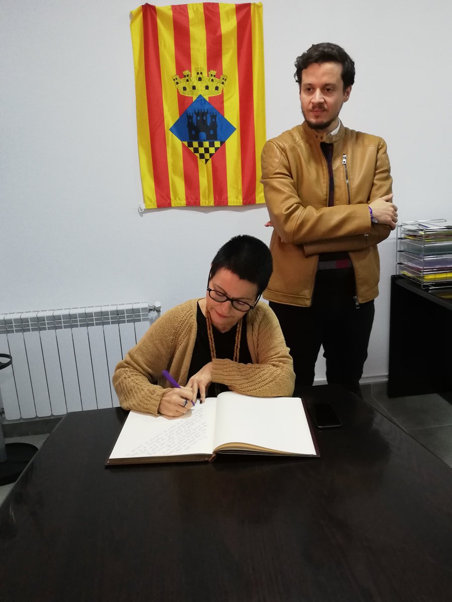 AFarfanya's tweet photo. Visita i signatura del llibre d'honor de l'Ajuntament per part de la diputada al @Congreso_Es @_Maria_Dantas_! https://t.co/ZYnxWsxU5Z