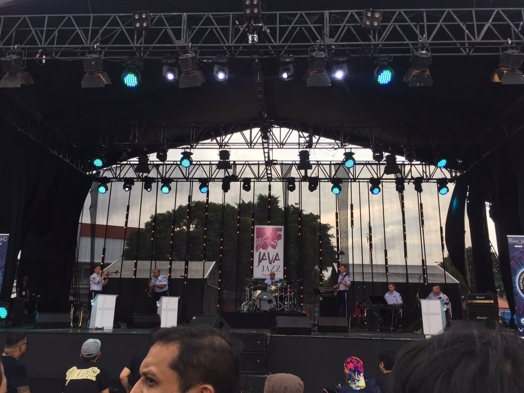 JavaJazzFest's tweet photo. United States Air Force Band displays their talent in music. Absolutely in awe๐ @USAFBand #BNIJJF2020 #RedeemYourselfThroughMusic #JavaJazzStage https://t.co/qFzMFYodzX