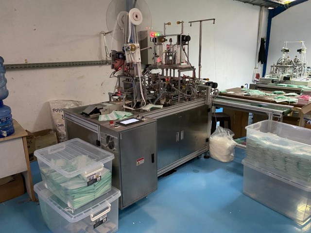 Reportnewscom's tweet photo. Indonesian police raided an illegal mask factory in Cakung Cilincing, Jakarta, Indonesia, amid the #CoronavirusOutbreak.
They sell one box of masks for Rp.230,000. During the raid, the police confiscated 600 boxes @KemenkesRI @WHO
#CoronaVirusUpdate #CoronaVirusIndonesia
#COVID https://t.co/HrgiQ40SiC