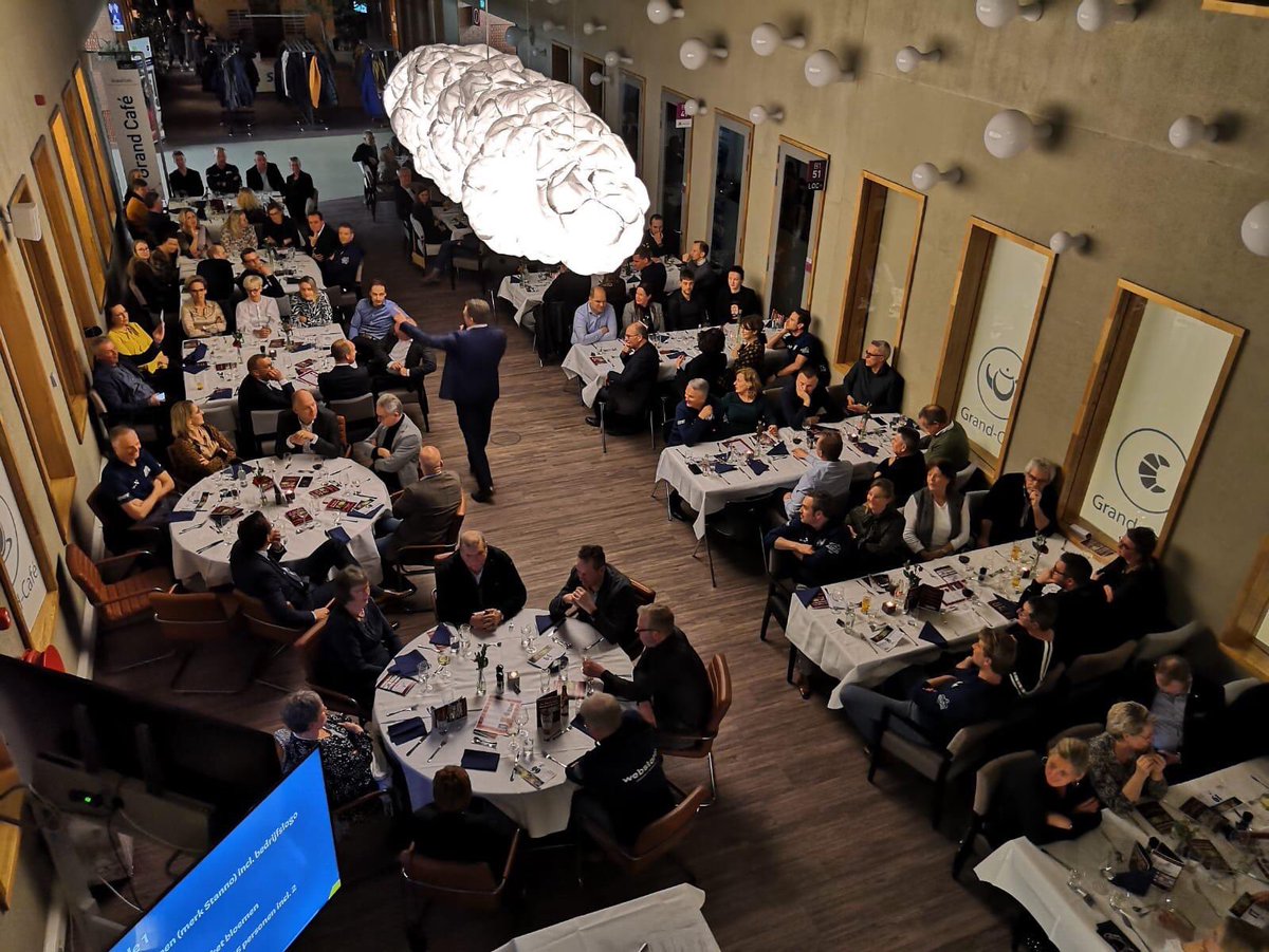 PresentatorErik's tweet photo. Mijn debuut als #veilingmeester mogen beleven tijdens ‘goede doelen diner’ voor https://t.co/kz7BaPTZJA Meer dan geweldige opbrengst deze avond van €21.570 voor ‘monster-fietstocht’ van #Hardenberg naar @alpedhuzes Huidige tussenstand: €99.450 tbv @kwf_nl #krachtvangewoondoen https://t.co/0Q2vnohdJS