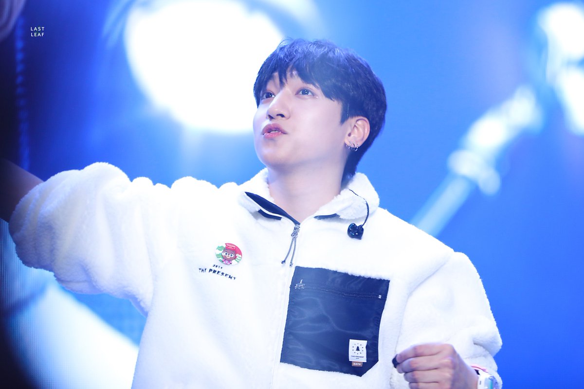 lastleaf_day6's tweet photo. 191221

공연가고싶따 성진,,,(ू˃̣̣̣̣̣̣︿˂̣̣̣̣̣̣ ू)

#데이식스 #DAY6 #성진 #SUNGJIN 
@DAY6_BOBSUNGJIN https://t.co/EFPqPxEVX3