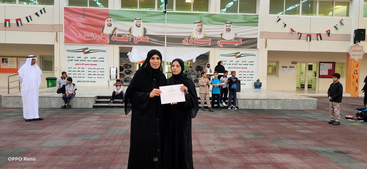 ALASIMAUAE's tweet photo. تكريم 
الاستاذة زمزم الحمادي مديرة المدرسة  تكرم أعضاء مجلس الامهات في المدرسة لجهودهم المثمرة و المتميزه . https://t.co/KEY9wOyuWd