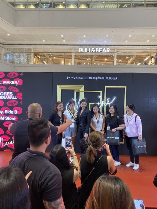 jliza04's tweet photo. And this happens.. 😍
#MACMakerMaineGrandLaunch
#MaineMendoza https://t.co/cLOFLYIJmm