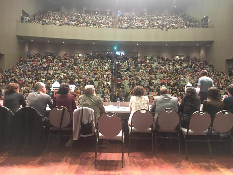 amaranta_rey's tweet photo. @PodemosMocidade @EnComun_Gal O auditorio cheo está nesta asamblea do @obloque e non no mitin de @EnComun_Gal, de encher non recortabades a foto. https://t.co/t2hP8OhcEH