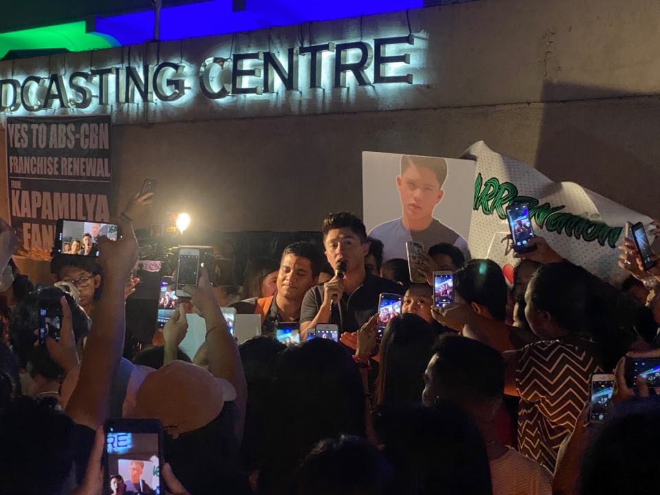 ABSCBNNews's tweet photo. TINGNAN: Lumahok si Arron Villaflor sa prayer rally na isinagawa ng fans group ng ilang Kapamilya stars ngayong Linggo para ipanawagan ang renewal ng #ABSCBNFranchise. | via Shiela Reyes, @JamesAmante https://t.co/j8Z2heg6zn