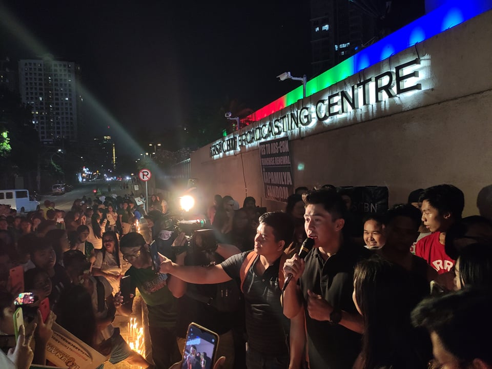 ABSCBNNews's tweet photo. TINGNAN: Lumahok si Arron Villaflor sa prayer rally na isinagawa ng fans group ng ilang Kapamilya stars ngayong Linggo para ipanawagan ang renewal ng #ABSCBNFranchise. | via Shiela Reyes, @JamesAmante https://t.co/j8Z2heg6zn