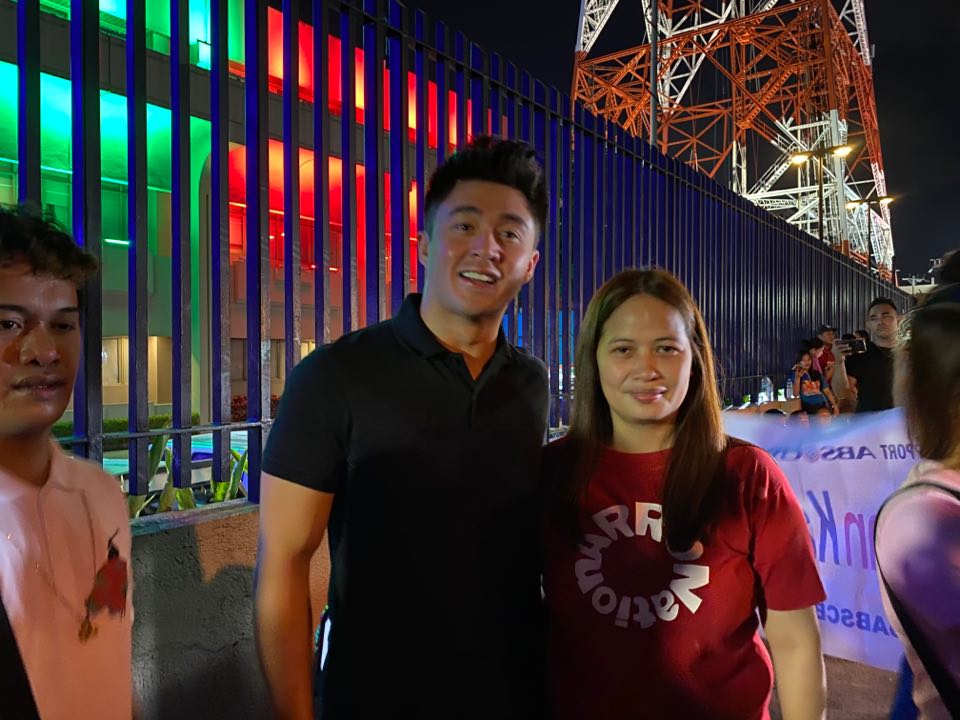 ABSCBNNews's tweet photo. TINGNAN: Lumahok si Arron Villaflor sa prayer rally na isinagawa ng fans group ng ilang Kapamilya stars ngayong Linggo para ipanawagan ang renewal ng #ABSCBNFranchise. | via Shiela Reyes, @JamesAmante https://t.co/j8Z2heg6zn