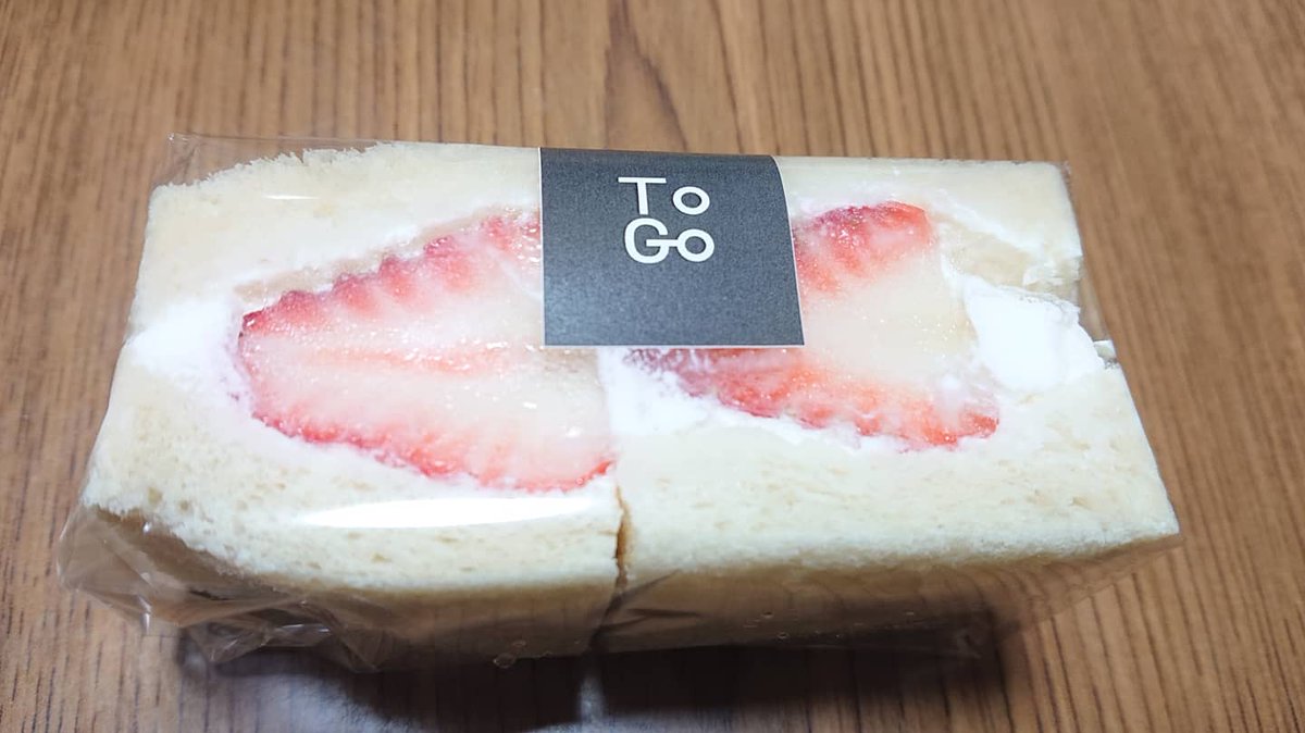 IcdJi3iJ43B46xy's tweet photo. さあ！食後のデザート🍰
レアチーズケーキ&amp;苺サンド！
頂きます🍴🙏
旨い😋
#togokurumamichi
#mittscoffeestand
#adedge https://t.co/YaY21B5ad1