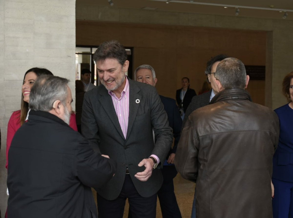 PSOE_CyL's tweet photo. 🏛 Jornada de Puertas Abiertas en las @Cortes_CYL por el 37 aniversario del #EstatutoCyL.
🌹 Los/as procuradores/as @PatriciaGmezUrb, @Nuri_Rubio y @jlvazquezpaz reciben en nombre de los socialistas a las personas que visitan el Parlamento de #CastillayLeón.
#DefenderCyL https://t.co/8tDq7ae9GP