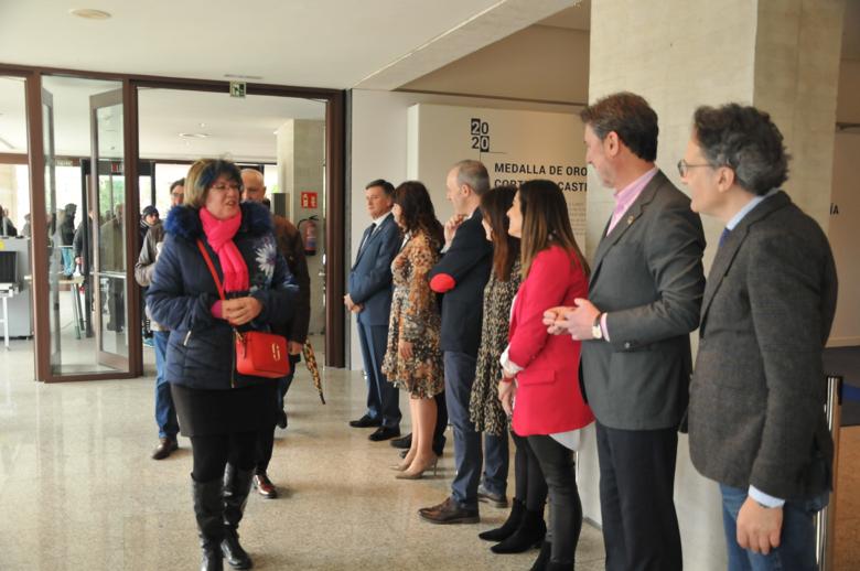 PSOE_CyL's tweet photo. 🏛 Jornada de Puertas Abiertas en las @Cortes_CYL por el 37 aniversario del #EstatutoCyL.
🌹 Los/as procuradores/as @PatriciaGmezUrb, @Nuri_Rubio y @jlvazquezpaz reciben en nombre de los socialistas a las personas que visitan el Parlamento de #CastillayLeón.
#DefenderCyL https://t.co/8tDq7ae9GP