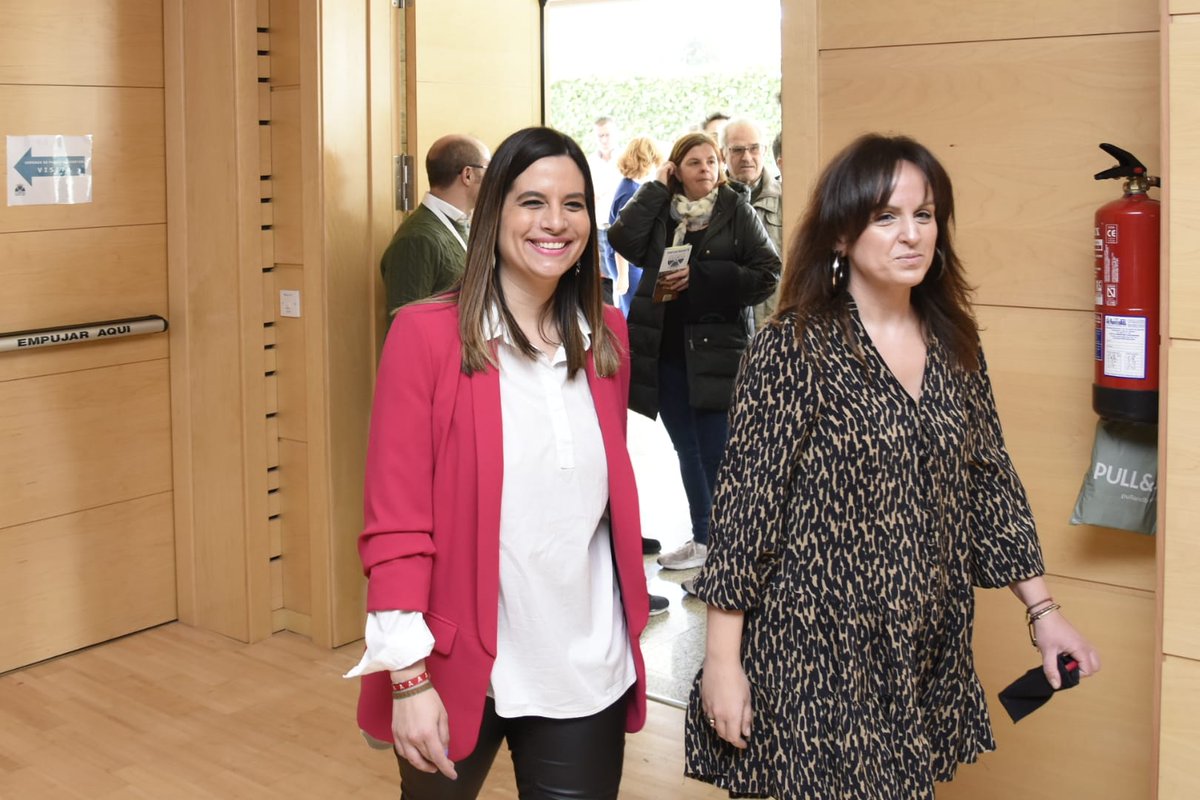 PSOE_CyL's tweet photo. 🏛 Jornada de Puertas Abiertas en las @Cortes_CYL por el 37 aniversario del #EstatutoCyL.
🌹 Los/as procuradores/as @PatriciaGmezUrb, @Nuri_Rubio y @jlvazquezpaz reciben en nombre de los socialistas a las personas que visitan el Parlamento de #CastillayLeón.
#DefenderCyL https://t.co/8tDq7ae9GP