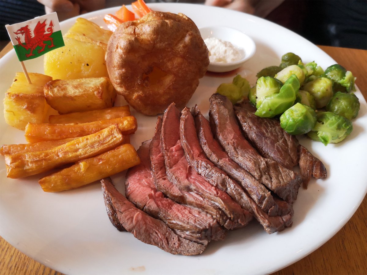 BeijingWelsh's tweet photo. Happy St David's day from Beijing! Dydd Gwyl Dewi Hapus o'r Cymry Beijing!

Even with Beijing under lockdown, a core group of us made it out for an incredible Sunday roast (yum! 😋) and some much needed Welsh banter! 🏴󠁧󠁢󠁷󠁬󠁳󠁿

#stdavidsday #walesweek #beijing #gwyldewi https://t.co/Dy7qKFwPOu