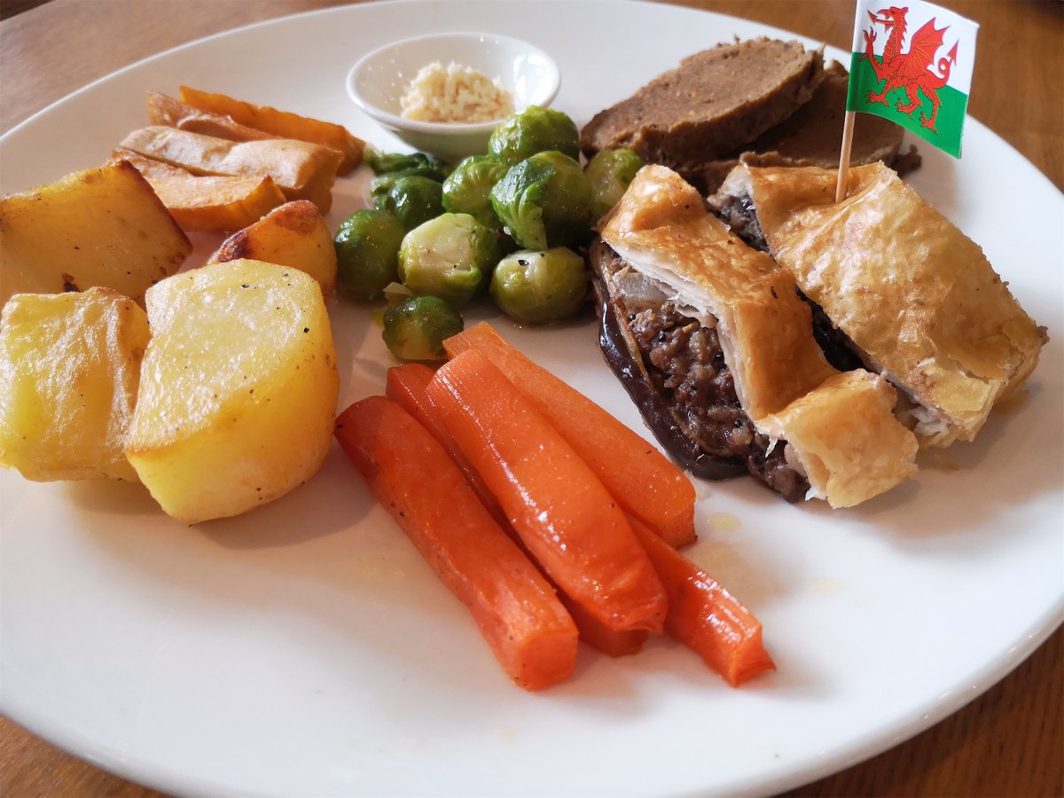 BeijingWelsh's tweet photo. Happy St David's day from Beijing! Dydd Gwyl Dewi Hapus o'r Cymry Beijing!

Even with Beijing under lockdown, a core group of us made it out for an incredible Sunday roast (yum! 😋) and some much needed Welsh banter! 🏴󠁧󠁢󠁷󠁬󠁳󠁿

#stdavidsday #walesweek #beijing #gwyldewi https://t.co/Dy7qKFwPOu