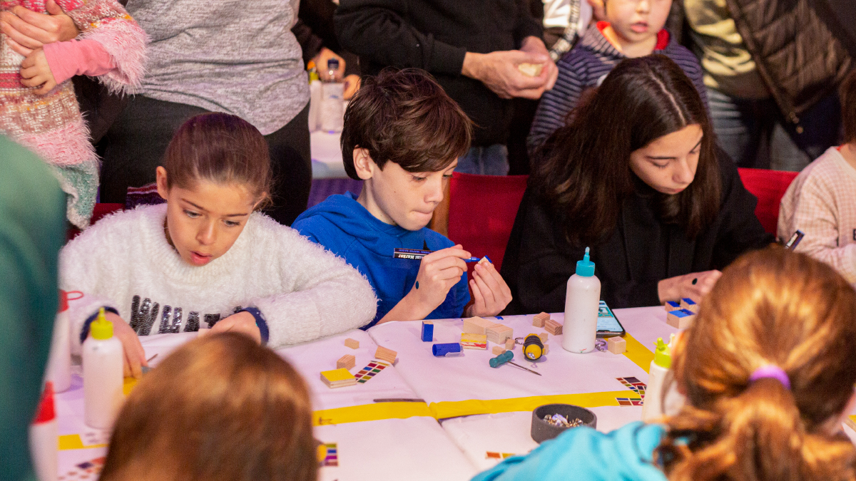 mWeek_MWC's tweet photo. ¡Qué bien se lo pasan los más pequeños creando sus llaveros tecnológicos!
#mWeekBcn #FamilyDay https://t.co/27826s67Cw