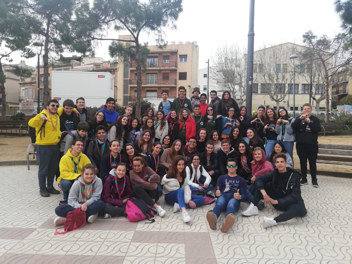 Zona15MCECC's tweet photo. ETAPA GRANS: Els grups de grans de Z15🌴💛 es van trobar a Mataró. Tot i que alguns ja es coneixen entre elles de trobades anteriors també vam fer alguns jocs de coneixença. Per acabar fan fer una ginkama per la ciutat 📷🔎👣 https://t.co/FIaLqQ8xi0