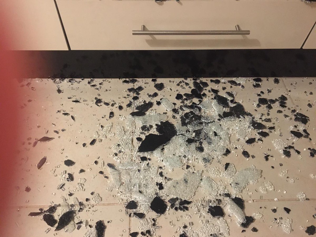 <a href="/VMagdurlar/">Vestel Mağdurları</a> fırında kek yaparken biranda patlayan bir fırın camı ve fırının sadece camını değiştirip bu fırını kullanın nasıl dersiniz!!benim çocuğum var canım var!!o gün 3 yaşındaki kızım bu fırına çok yakındı!!!bu fırının camını değil kendisinin değişmesi için acil cvp bklyrm