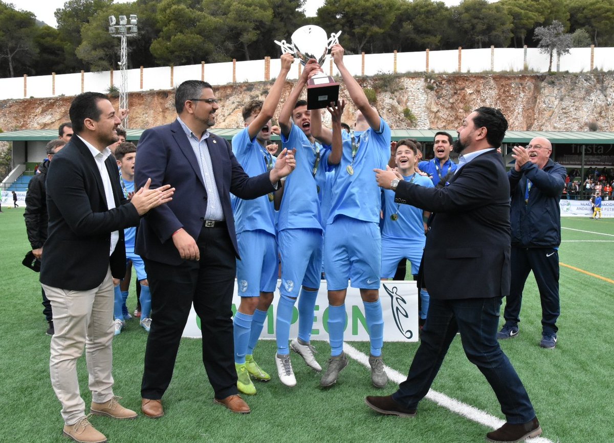 RFAF's tweet photo. FINAL DEL PARTIDO
Final INFANTIL
#AndaluzInfantilCadete

@RFAF_Almeria 1
@RFAFSevilla 1
(Ganador Sevilla en penaltis)

La Selección de Sevilla, CAMPEONA DE ANDALUCÍA INFANTIL https://t.co/12j73FAxka