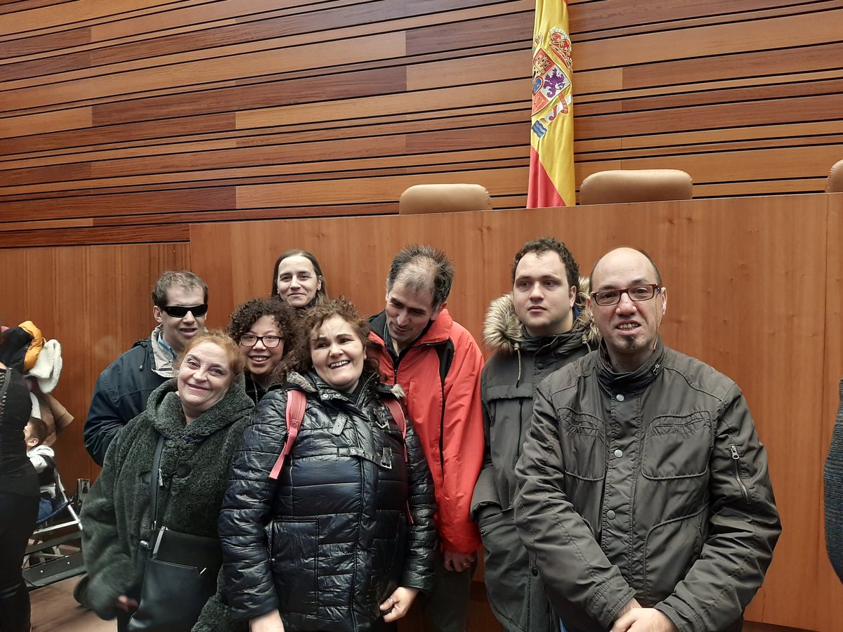 PlenaCyL's tweet photo. 🏛⚖Hoy hemos disfrutado de una jornada estupenda de puertas abiertas en @Cortes_CYL, marcada por una celebración del #EstatutoCyL muy especial con la entrega de la medalla de oro a @cermi_cyl el pasado martes.
¡Nos ha encantado conocer de cerca las Cortes! https://t.co/yLxRBsZ97z