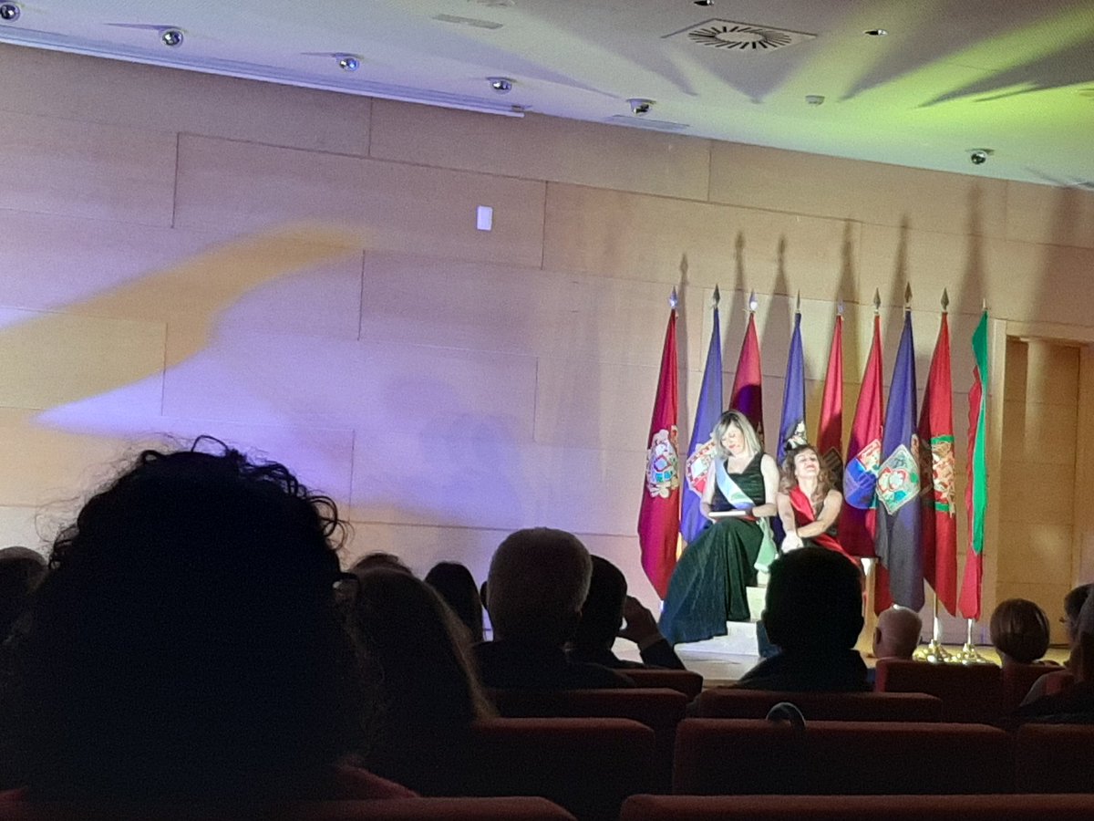PlenaCyL's tweet photo. 🏛⚖Hoy hemos disfrutado de una jornada estupenda de puertas abiertas en @Cortes_CYL, marcada por una celebración del #EstatutoCyL muy especial con la entrega de la medalla de oro a @cermi_cyl el pasado martes.
¡Nos ha encantado conocer de cerca las Cortes! https://t.co/yLxRBsZ97z