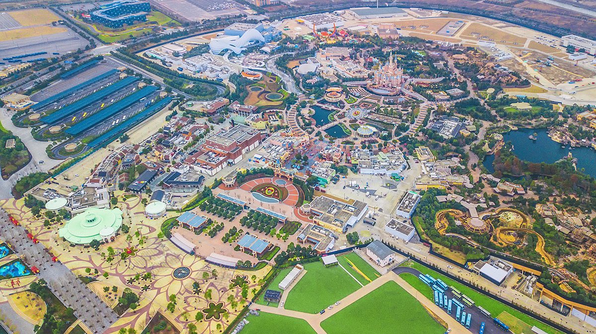 ArielqueenMimie's tweet photo. เพื่อนส่งมาให้ดู บอกว่าเป็นภาพถ่ายมุมสูงของ Shanghai Disneyland อะคุณ อมก สวยมากๆๆๆๆ สีสันคัลเลอร์ฟูลเหมือนภาพแบบแปลนเลยอะ แต่มันคือภาพถ่าย ㅠㅠ https://t.co/GJIQZ3lhRF