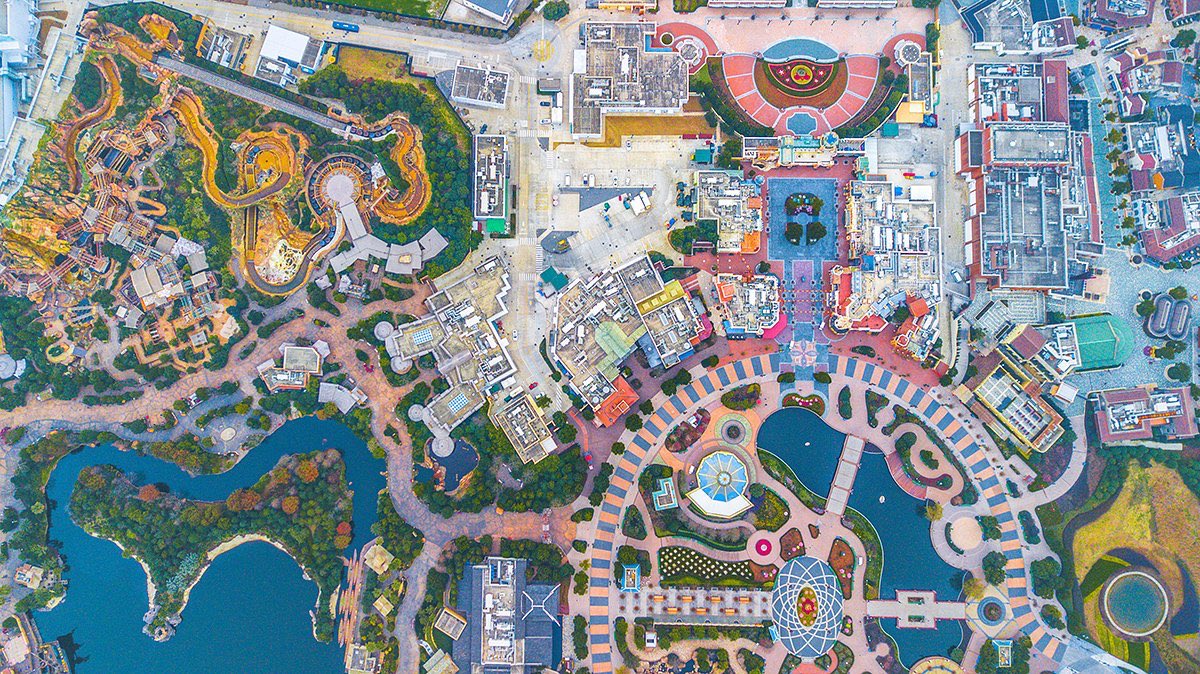 เพื่อนส่งมาให้ดู บอกว่าเป็นภาพถ่ายมุมสูงของ Shanghai Disneyland อะคุณ อมก สวยมากๆๆๆๆ สีสันคัลเลอร์ฟูลเหมือนภาพแบบแปลนเลยอะ แต่มันคือภาพถ่าย ㅠㅠ