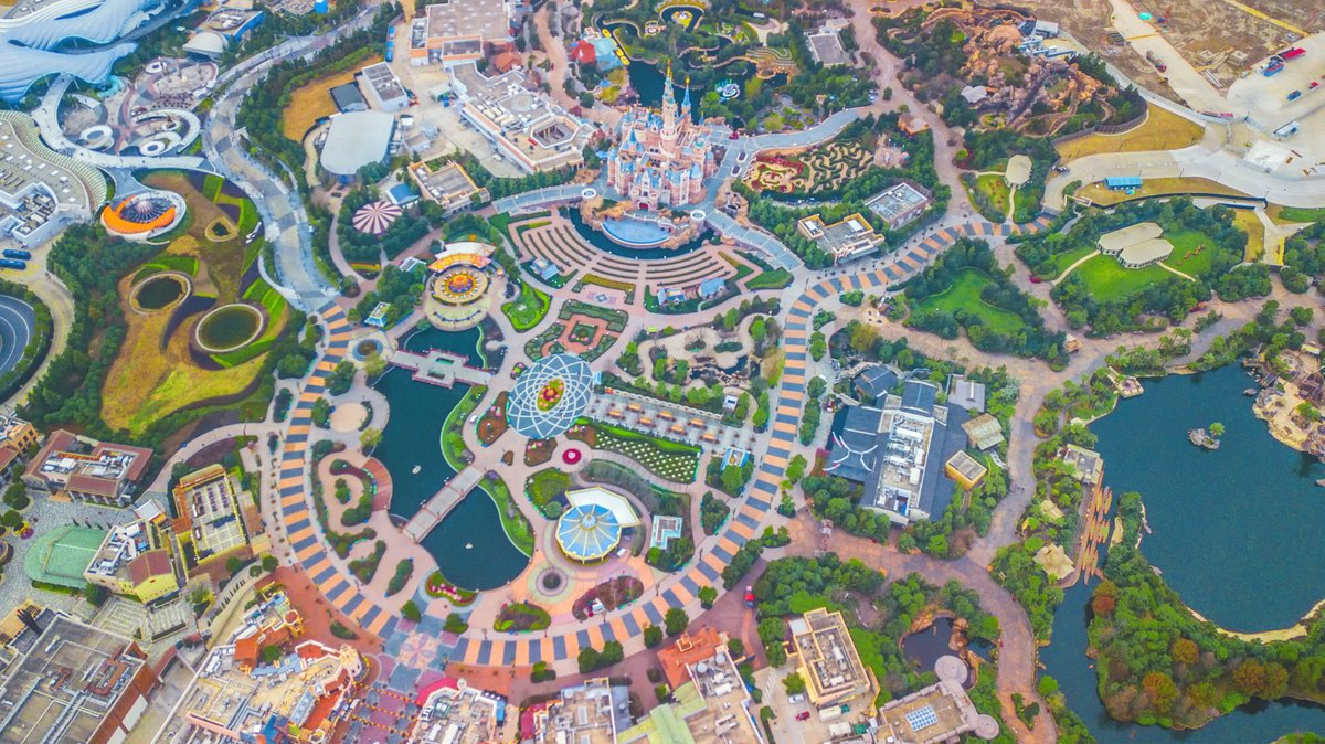 ArielqueenMimie's tweet photo. เพื่อนส่งมาให้ดู บอกว่าเป็นภาพถ่ายมุมสูงของ Shanghai Disneyland อะคุณ อมก สวยมากๆๆๆๆ สีสันคัลเลอร์ฟูลเหมือนภาพแบบแปลนเลยอะ แต่มันคือภาพถ่าย ㅠㅠ https://t.co/GJIQZ3lhRF