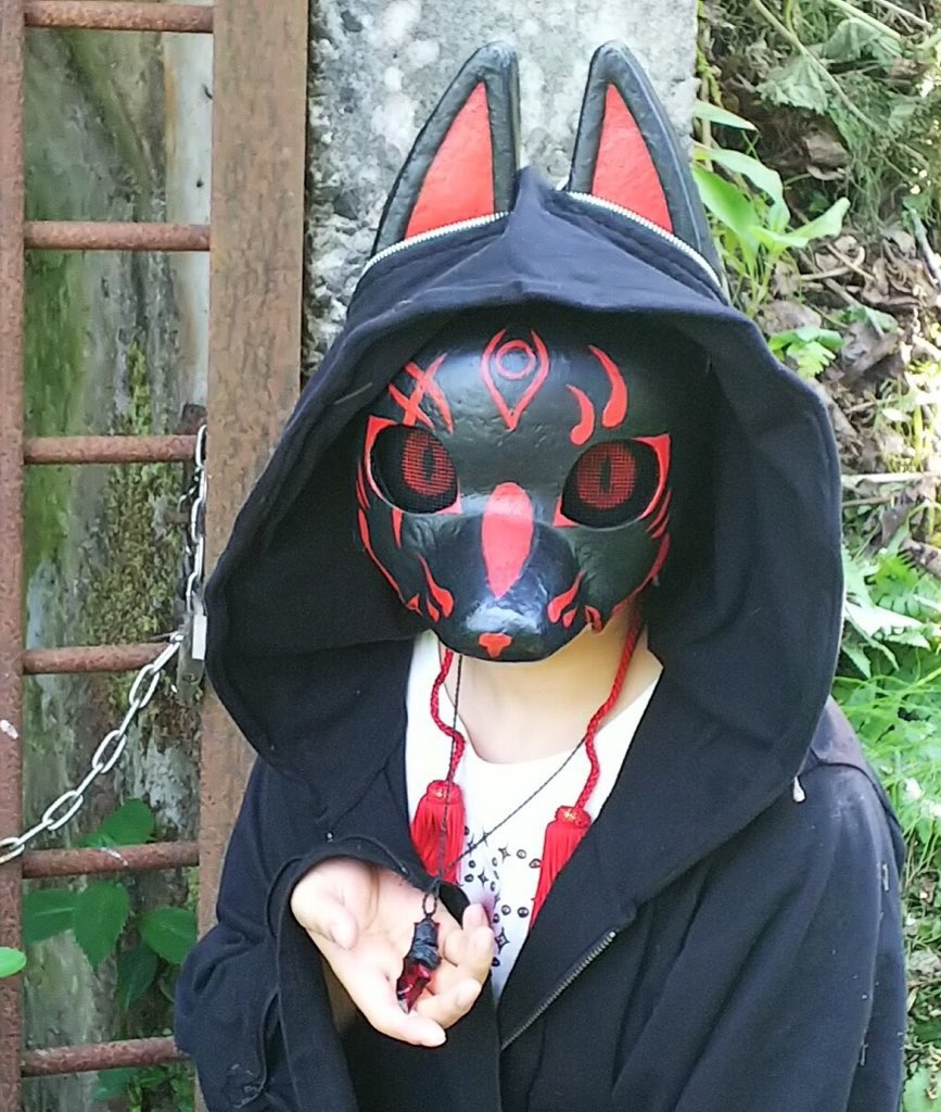 でびる マスクが無いなら狐面を着ければ良いじゃない 2 半面もかっこいいけど 半面だとマスク効果は無いから全面にしよう あと口狐面でも穴が空いててもマスク効果ないから全面にしよう 画像4枚目 柘榴亭裏通りさん Mofumofu0 0 66 T Co