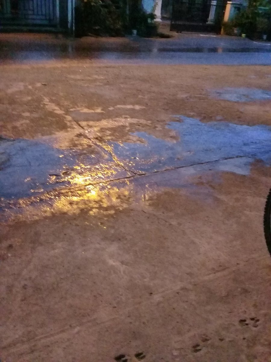 PakuJajar9's tweet photo. Hujan deras mencurah bhumi.. semoga dingin menentramkan maghrib ini.. gog.. mari kita tunaikan dulu ibadah sholat.. mpret.. tahan dulu jari2 utk ngetik komen.. #Afwan .. https://t.co/RkFVxVSSV7