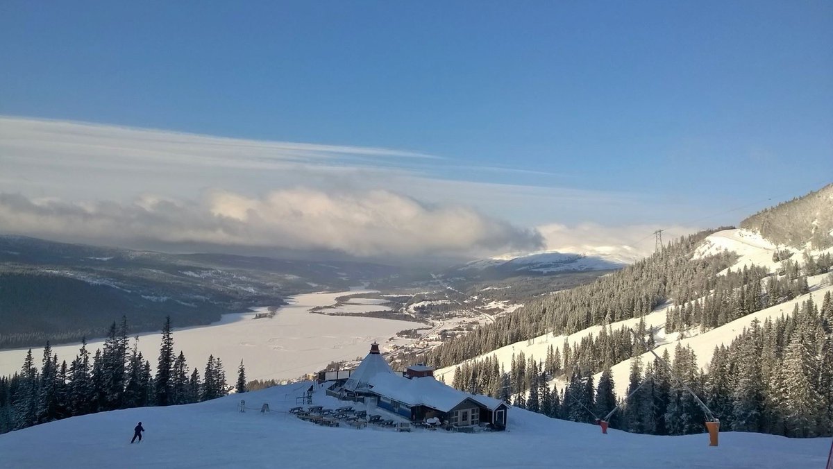 EMatkoja's tweet photo. Åre on monipuolinen talvilomakohde. Laskettelemaan pääsee alppitunnelmissa ja majoituspaikkoja on moneen makuun. Läheltä löytyy myös upeita retkikohteita kuten hurmaava Trondheim sekä Ruotsin suurimmat vesiputoukset. Lue lisää: https://t.co/JGV9rflW0S https://t.co/SUpFahsnzE