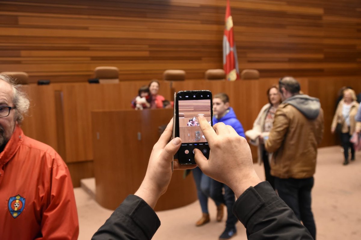 Cortes_CYL's tweet photo. 🏛 El Vicepresidente 1° de las @Cortes_CYL, acompañado de miembros de la Mesa y Procuradores han dado la bienvenida a los primeros participantes en la Jornada de Puertas Abiertas que se celebran hoy con motivo del Aniversario del #EstatutoCyL. #DescubreLasCortes https://t.co/5nUU7t9vYK