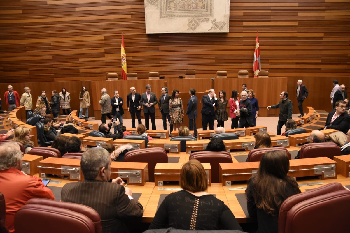 Cortes_CYL's tweet photo. 🏛 El Vicepresidente 1° de las @Cortes_CYL, acompañado de miembros de la Mesa y Procuradores han dado la bienvenida a los primeros participantes en la Jornada de Puertas Abiertas que se celebran hoy con motivo del Aniversario del #EstatutoCyL. #DescubreLasCortes https://t.co/5nUU7t9vYK