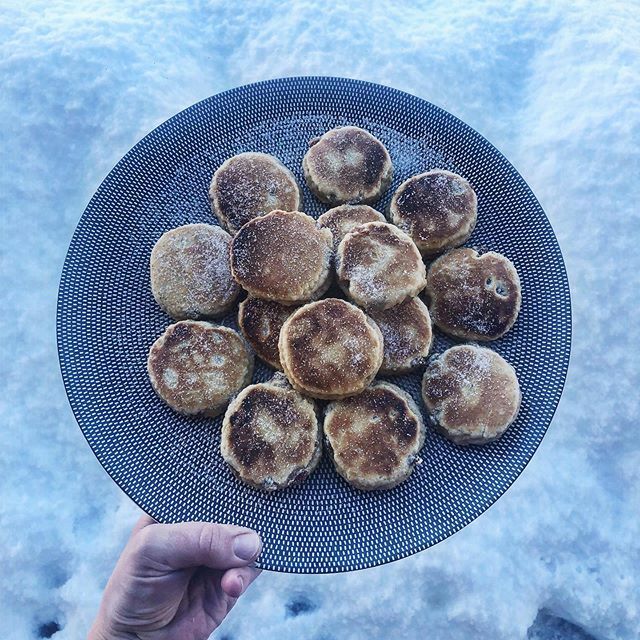 Cocoaandflour's tweet photo. The best reason to get the bake stone out! Happy St David’s day from a lovely snowy France 🇫🇷🏴󠁧󠁢󠁷󠁬󠁳󠁿 https://t.co/TAJRFYl0Yg