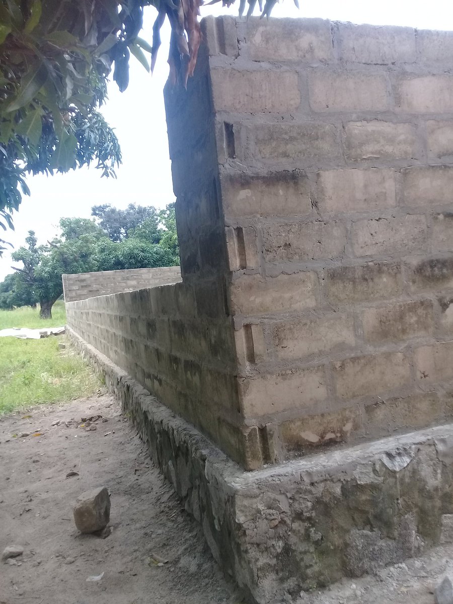 CIsongalimo's tweet photo. Hili ni jengo la vyumba viwili vya madarasa pamoja na ofisi moja ya mwlimu ktk s/msingi Nyang'hwale kata ya nanda wilaya mbogwe ambalo linajengwa kwa nguvu za wananchi ujenzi unaendelea @Oxfam #chukuaHatua https://t.co/ksBt1oTjw8