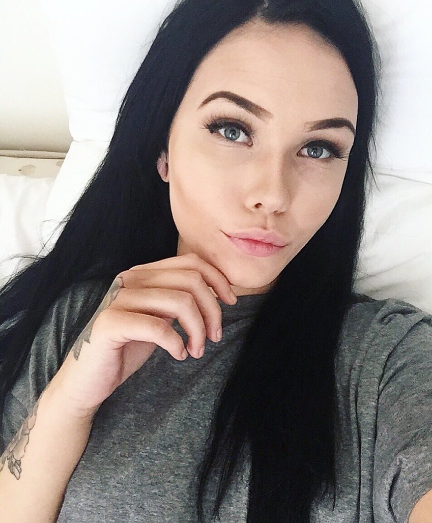 nude_manon's tweet photo. J’viens tout juste de remarquer que j’avais désactivé l’option pour pouvoir me dm, je l’ai enfin réactivé 😅, mes dm vous sont grands ouverts mes ptits chous https://t.co/vbEgK3nAty