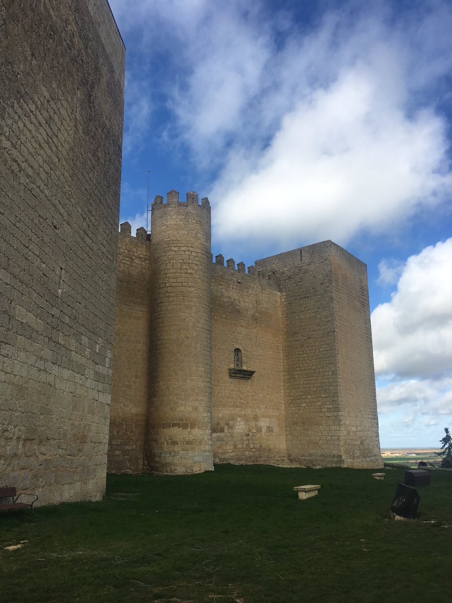 tusdestinos's tweet image. La primera parada del #TrenCanaldeCastilla es un castillo: en este caso el de Montealegre, uno de los 20 castillos abiertos al público de la provincia de #Valladolid. #Valladolidesvino
