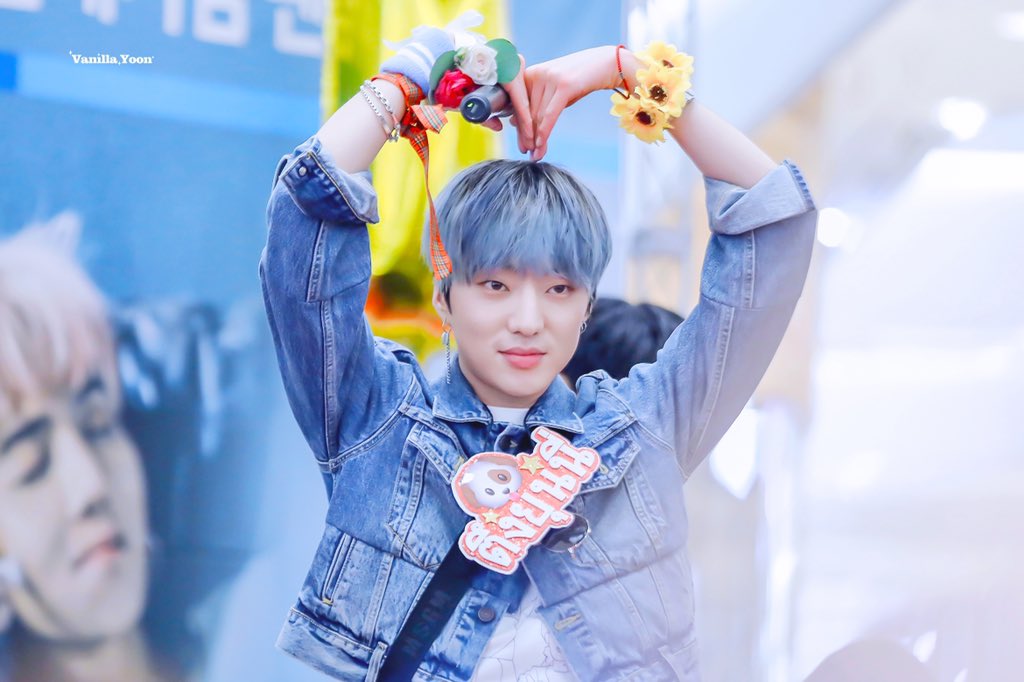 VANILLA_YOON's tweet photo. 가왕 강승윤 추카추카👑💐🥳

(180414 하남 팬싸 

@official_yoon_ 
#강승윤 #seungyoon #姜昇润 #WINNER #위너 https://t.co/LUSxrccJa9