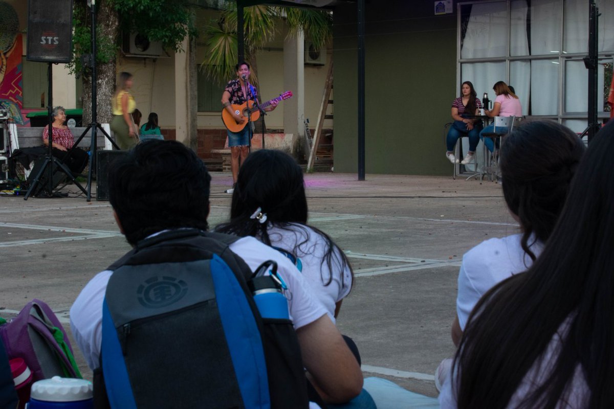 Descaunnecom's tweet photo. JORNADA CULTURAL - BIENVENIDXS NUEVOS UNIVERSITARIOS 2020 👩‍🎓| Cerramos la semana de cursillo con una gran jornada cultural 
dónde estuvimos compartiendo distintas actividades con lxs nuevos estudiantes de nuestra Facultaden el patio de Humanidades en Resistencia. 😱🚌 https://t.co/EomCcbcvDn
