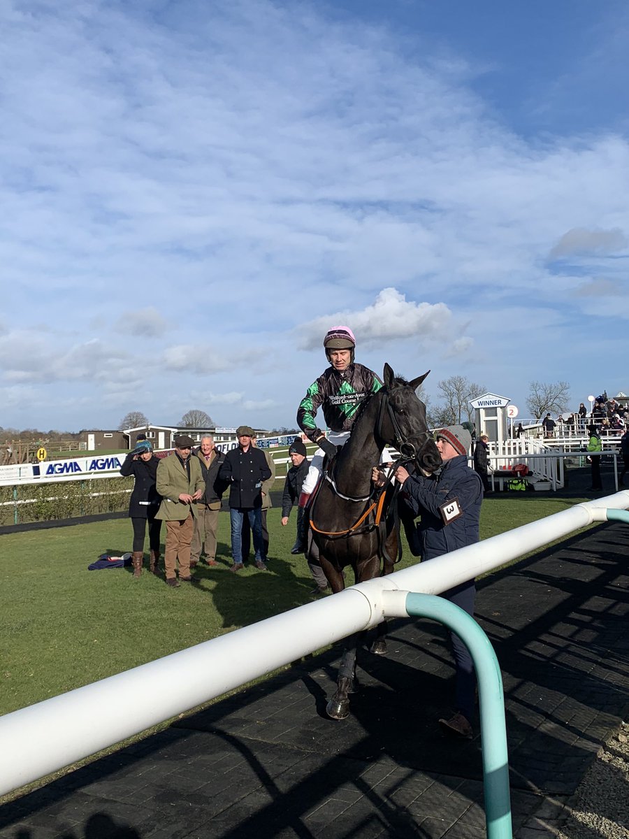 Dicky Johnson on the hot fav in the next at #SedgefieldRaces